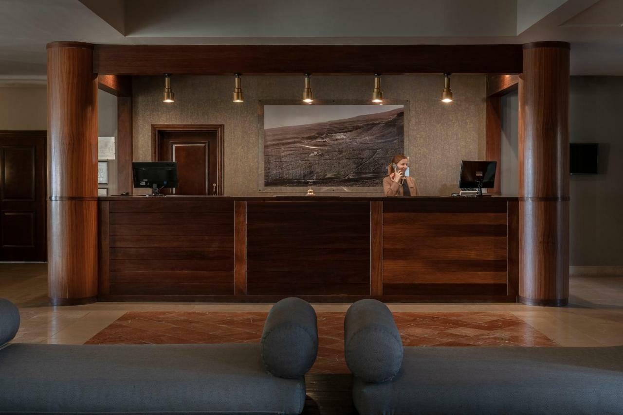 Vincci Seleccion La Plantacion Del Sur Hotel Адехе Екстериор снимка The reception desk at the hotel